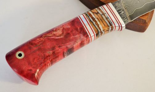 Нож с рукояткой из стабилизированной древесины