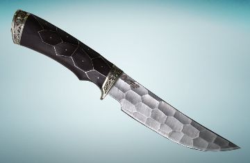 Нож "Амур-2" с клинком из дамасской стали, рукоятью из граба и с инкрустацией и гравюрой под камень