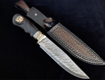 Нож с клинком из дамасской стали