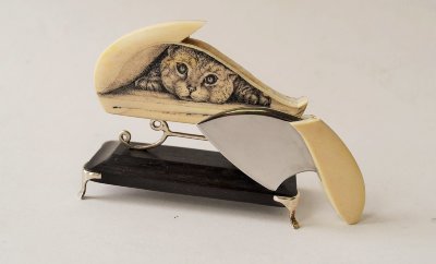 Нож Коготь из Х12МФ с костью мамонта, скрим-шоу Кошка на подставке