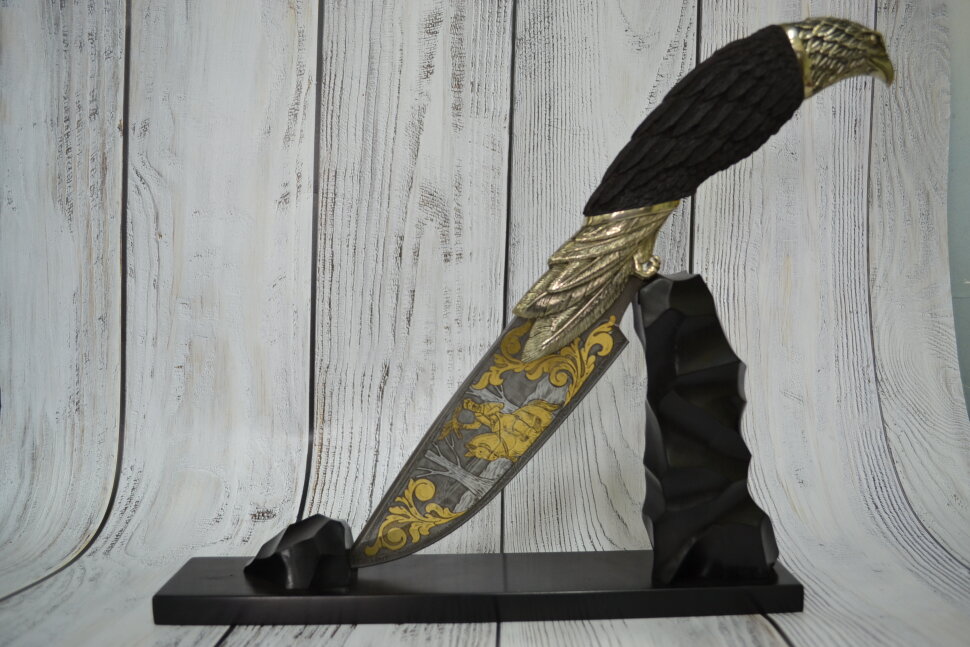 Нож Коршун, композиция "Охота коршуна", из дамаска с позолотой и гравировкой, объемная резьба из граба, художественное литье из мельхиора