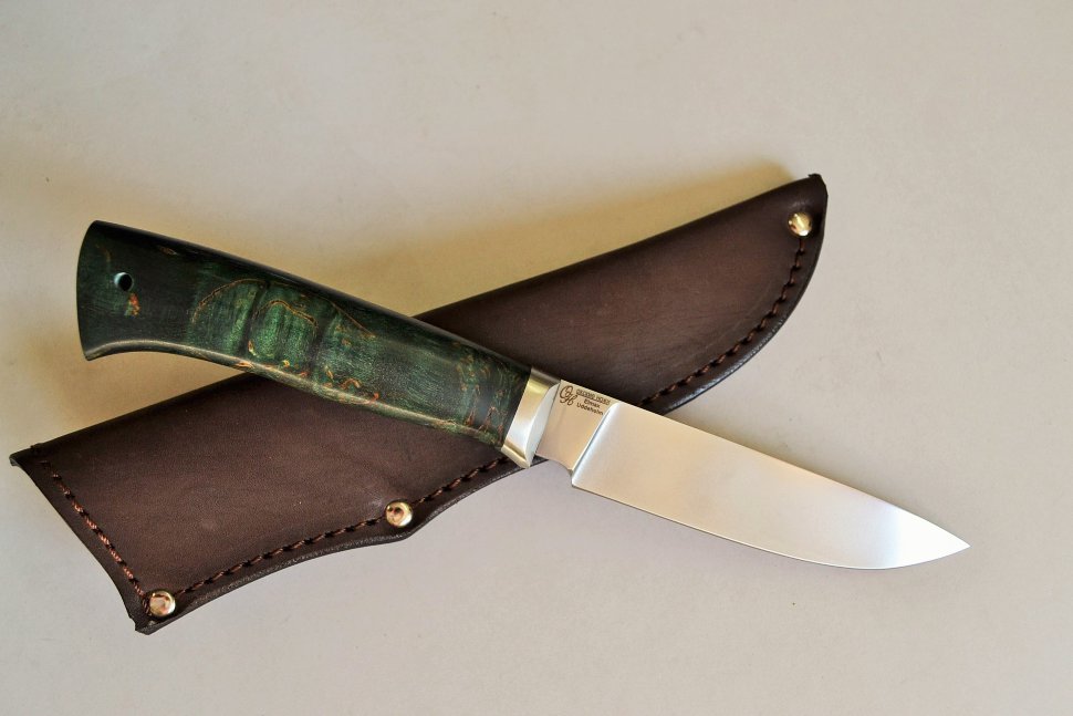 Нож Ласка, клинок из Elmax c полной взрезкой, рукоять стабилизированное зеленое дерево, литье из мельхиора
