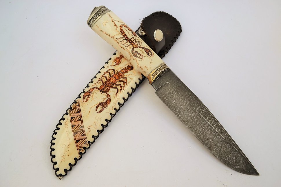 Нож Коршун в ножнах из кости с выжиганием Скорпион, клинок из дамасской стали