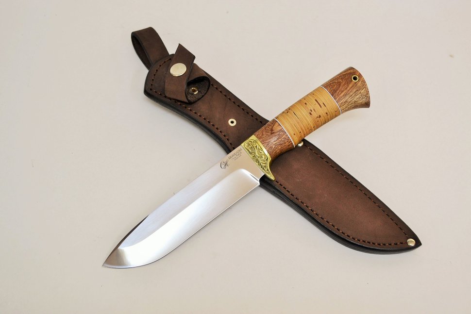Нож Кабан из нержавеющей стали 95х18, рукоять из дерева сапели с берестой и литьем из латуни