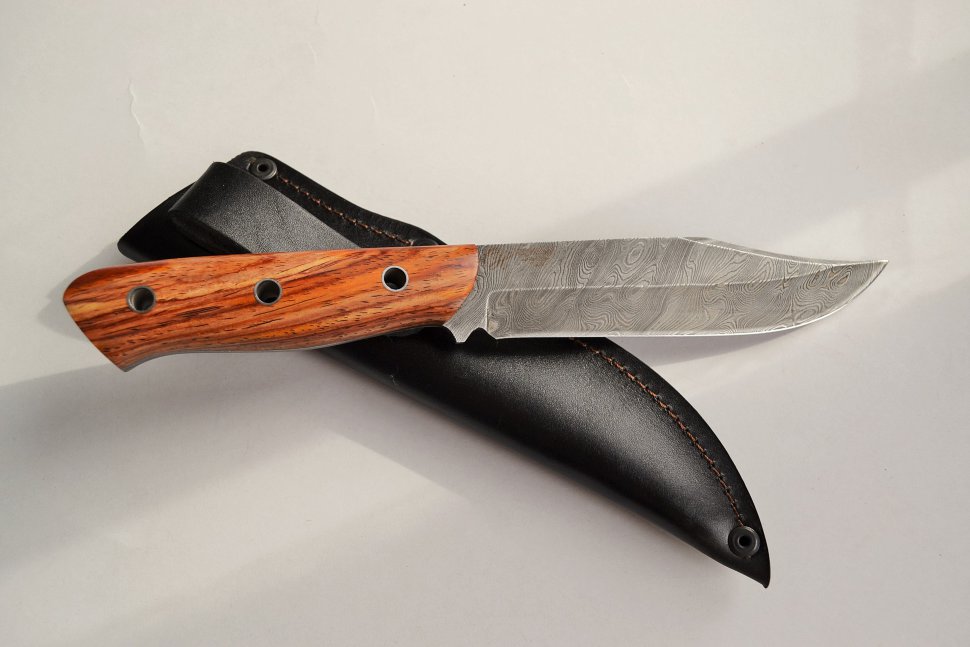 Нож Носорог, клинок из дамаска, цельнометаллический, рукоять из дерева бубинго, палисанд, сапели