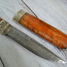 Нож Ласка, ламинат дамаск, стабилизированная карелка, мельхиор, композиция "Талисман", нож в ножнах, на подставке