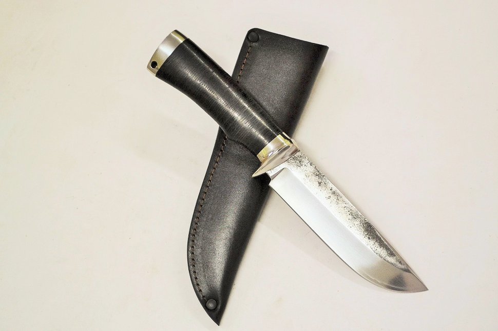 Нож Бобр-2 из стали 9ХС со следами ковки с рукоятью из кожи