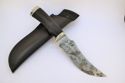 Нож Осетр из стали Х12МФ с гравировкой под старину, рукоять из дерева граб с литьем из мельхиора