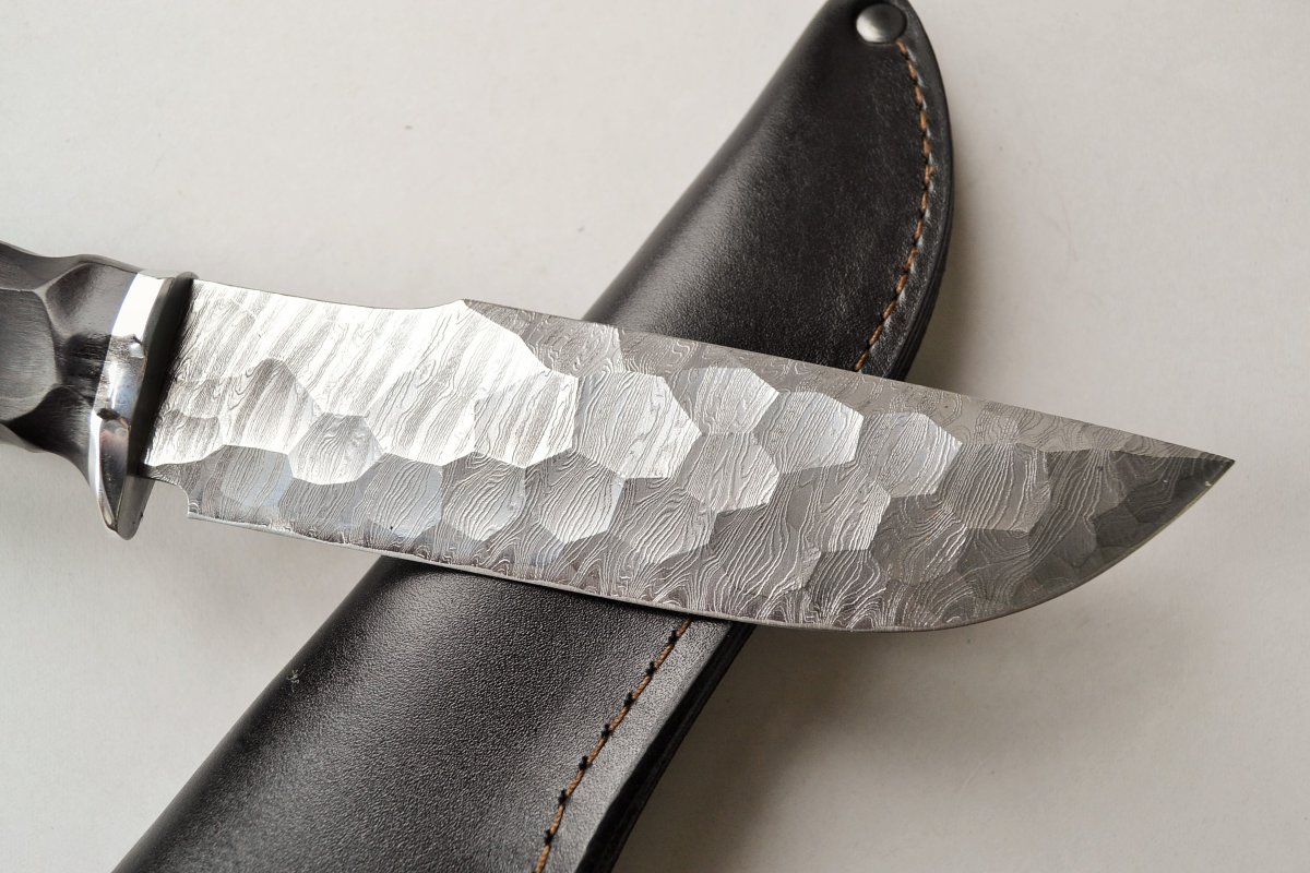 Нож Бобр-2 из дамасской стали, рукоять в обработке Камень из граба/венге.