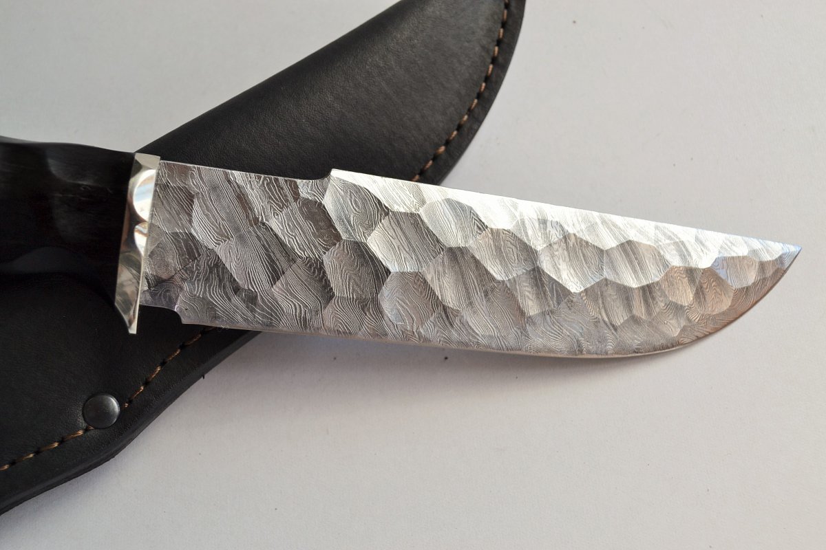 Нож Бобр-2 из дамасской стали, рукоять в обработке Камень из граба/венге.