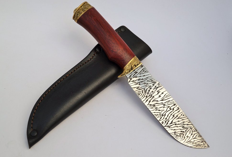Нож Бобр-2 из стали 95Х18 с гравировкой под дамаск, рукоять из дерева падук с литьем из латуни