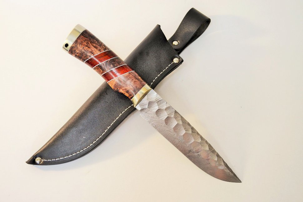 Нож Коршун из дамаска, рукоять из стабилизированного дерева и падука с проставками из фибры