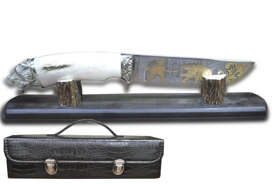Нож Орел из стали Х12МФ с позолотой и гравюрой на подставке
