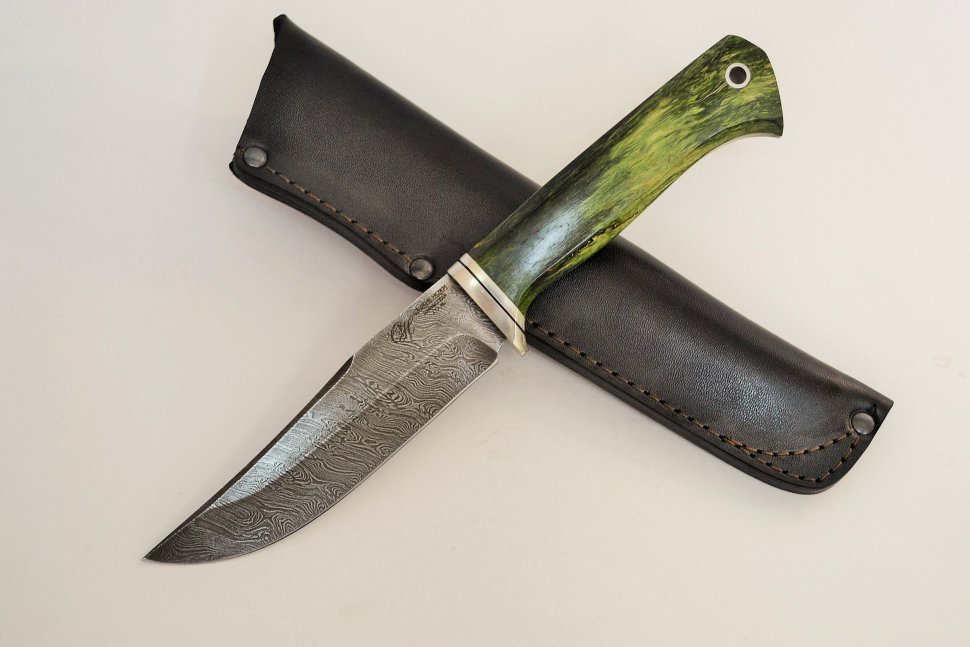Нож Судак из дамаска, рукоять с огранкой из стабилизированной карелки с мельхиором