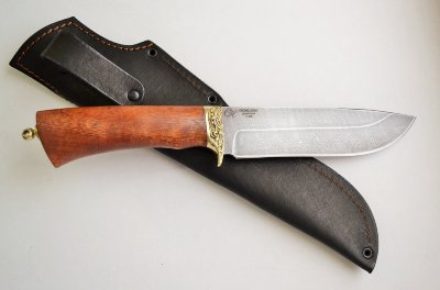 Нож Кабан из дамасской стали, рукоять из дерева сапели с литьем из латуни