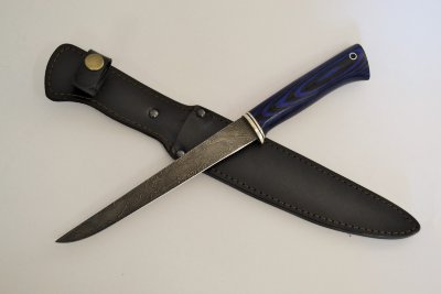 Нож филейный из дамаска, рукоять из микарты черно-синего цвета, упор из мельхиора с фиброй