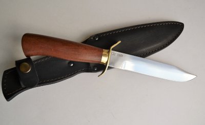 Нож Разведчика №11 из 65Х13, рукоять из дерева сапели с латунью