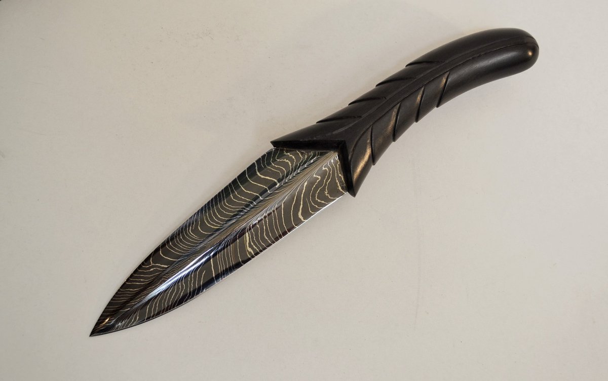 Нож перо ворона