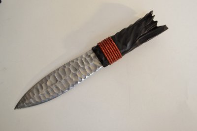 Нож Палеолит из дамасской стали в обработке под камень, композиция на подставке Камень