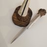 Нож "Палеолит-2" из дамаска, в обработке под камень, рог лося, пины, ножевая композиция на подставке