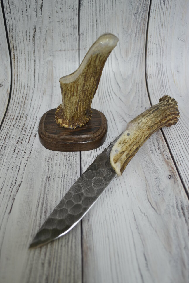 Нож "Палеолит-2" из дамаска, в обработке под камень, рог лося, пины, ножевая композиция на подставке